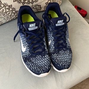 Light weight sneakers